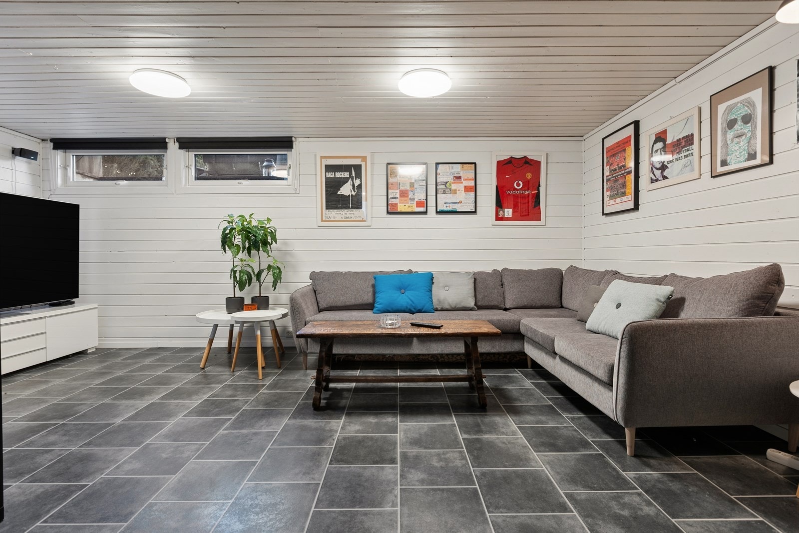 Innredet rom i kjelleren som gir ekstra plass for hobby eller samvær. Rommet er ikke godkjent for varig opphold. Galleribilde