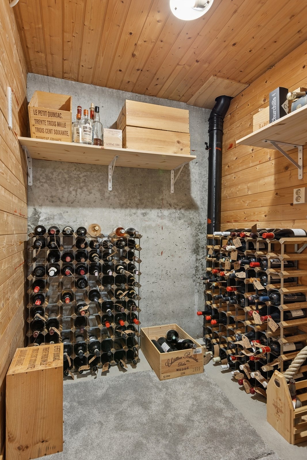 Boligen har gode lagringsmuligheter med flere boder. Galleribilde