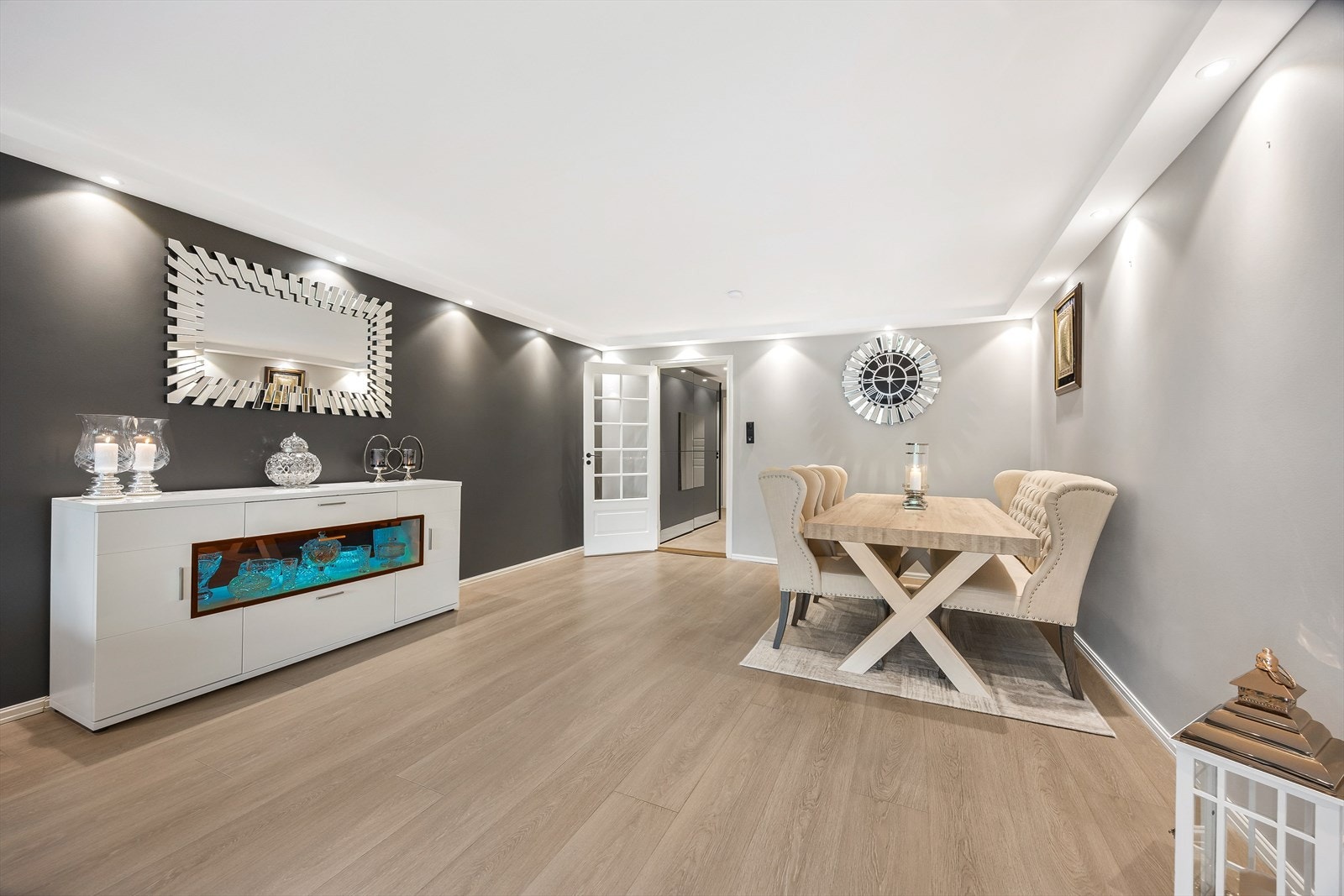 Stuen er enkel å møblere med soner for både spisebord og sofagruppe. Dimbar og soneinndelt downlights i himlingen. Galleribilde
