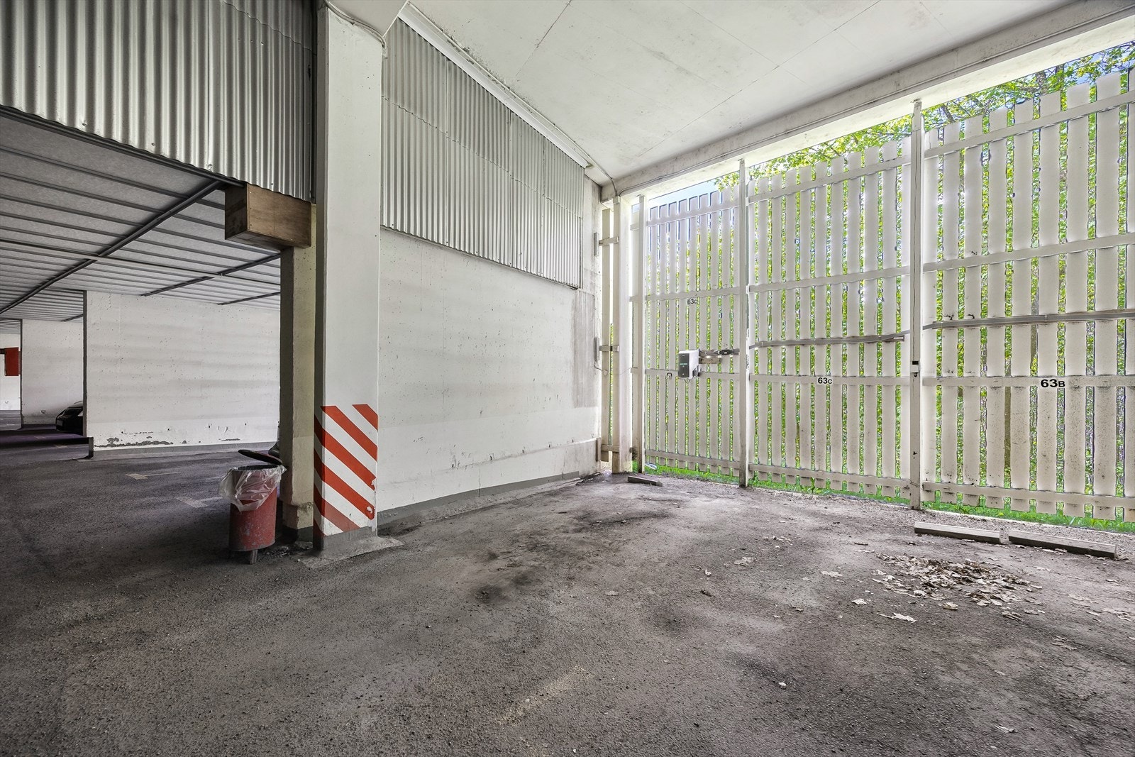 Leiligheten disponerer egen garasjeplass med lader for elbil. Galleribilde