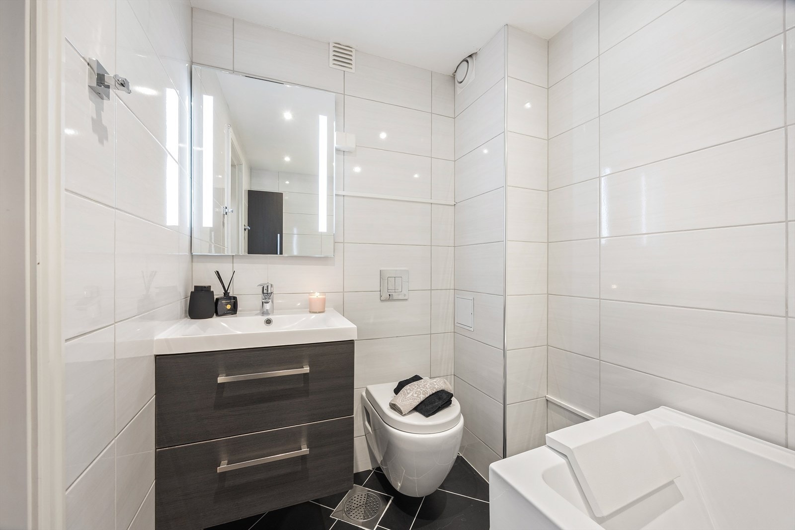 Det andre av leilighetens to bad, også pusset opp i 2017. Dette badet har badekar. Galleribilde