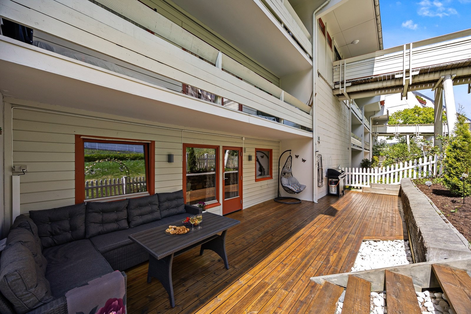 Leiligheten har to private uteplasser: en østvendt terrasse på 20 m² og en vestvendt balkong på 14 m². Sommeridyll! Galleribilde