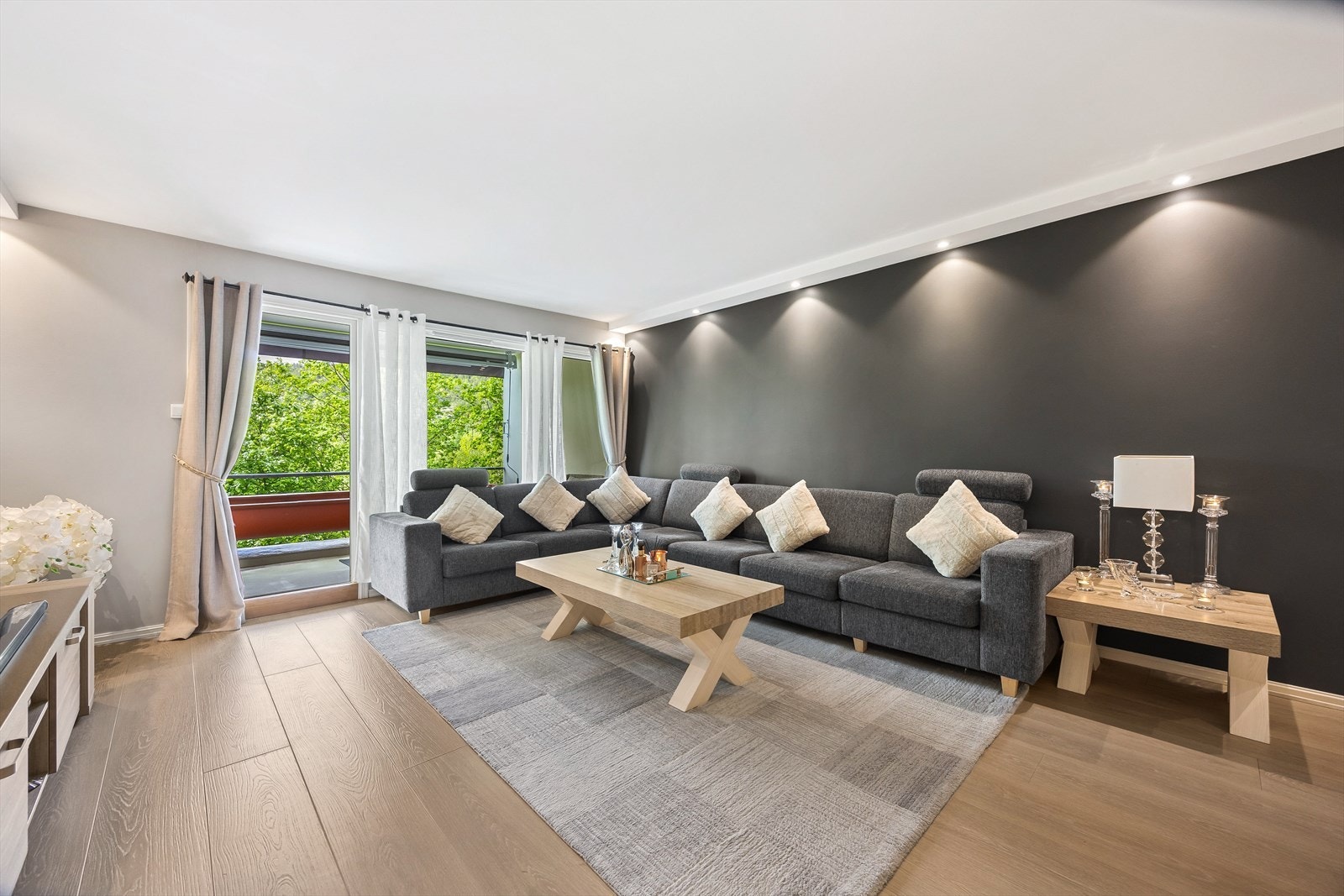 Stuen har god plass til en stor sofagruppe og utgang til den vestvendte balkongen. Galleribilde