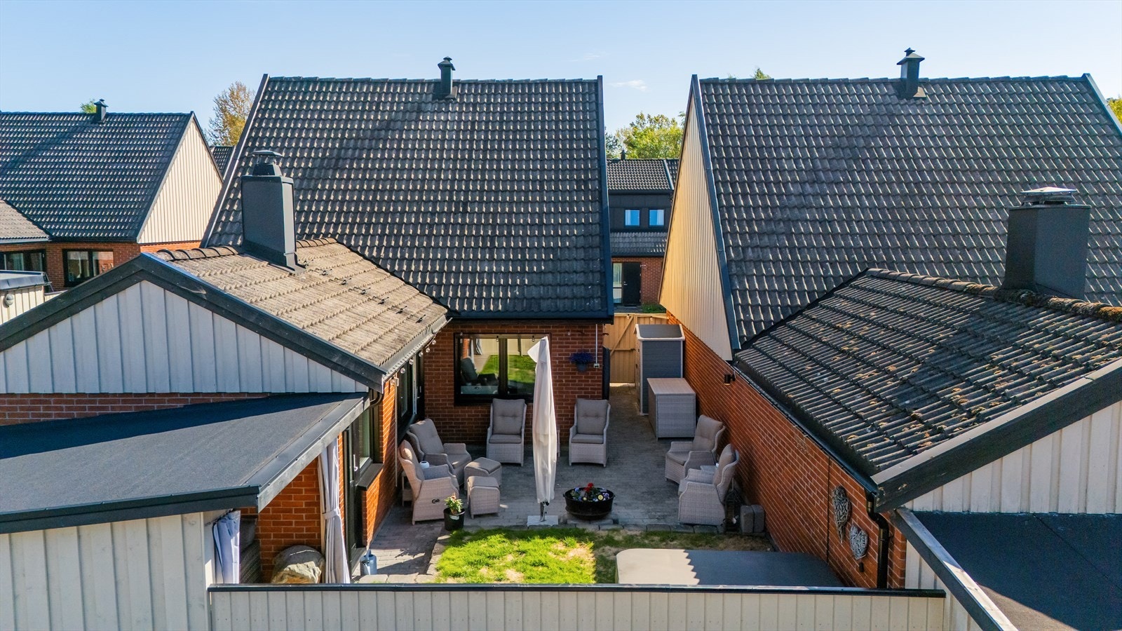 Hver bolig disponerer egen hageparsell og et naturlig areal rundt huset Galleribilde