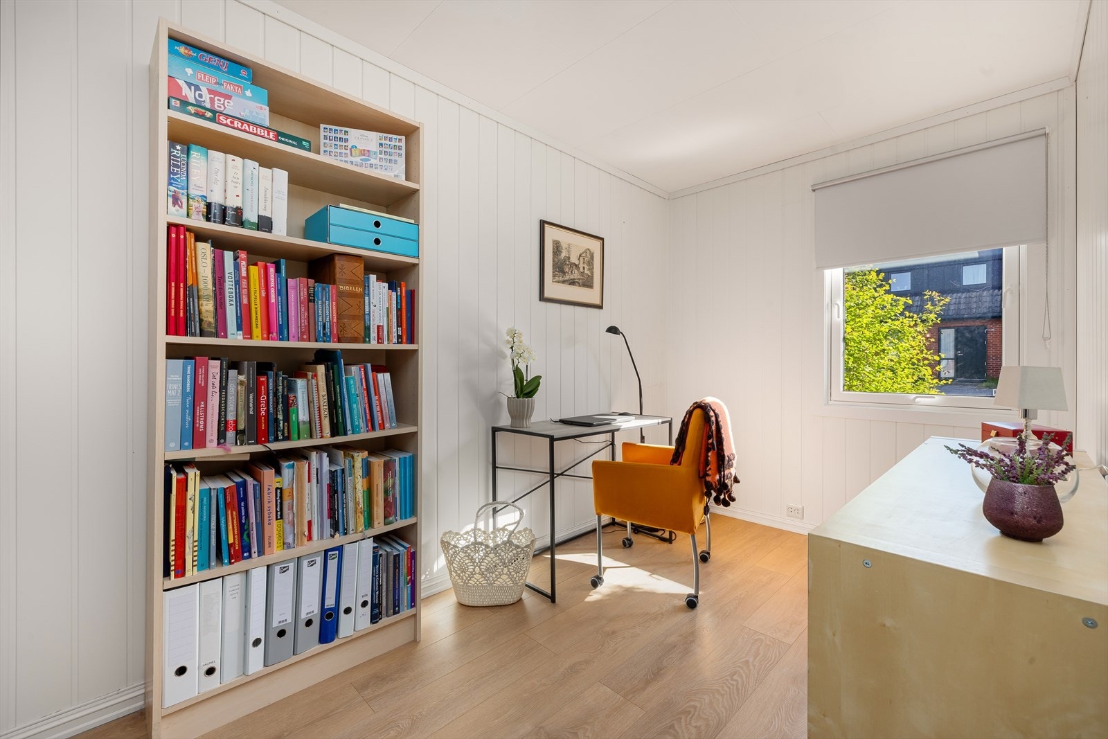 Soverommet i 1. etasje har plass til seng, skrivebord og kommode Galleribilde