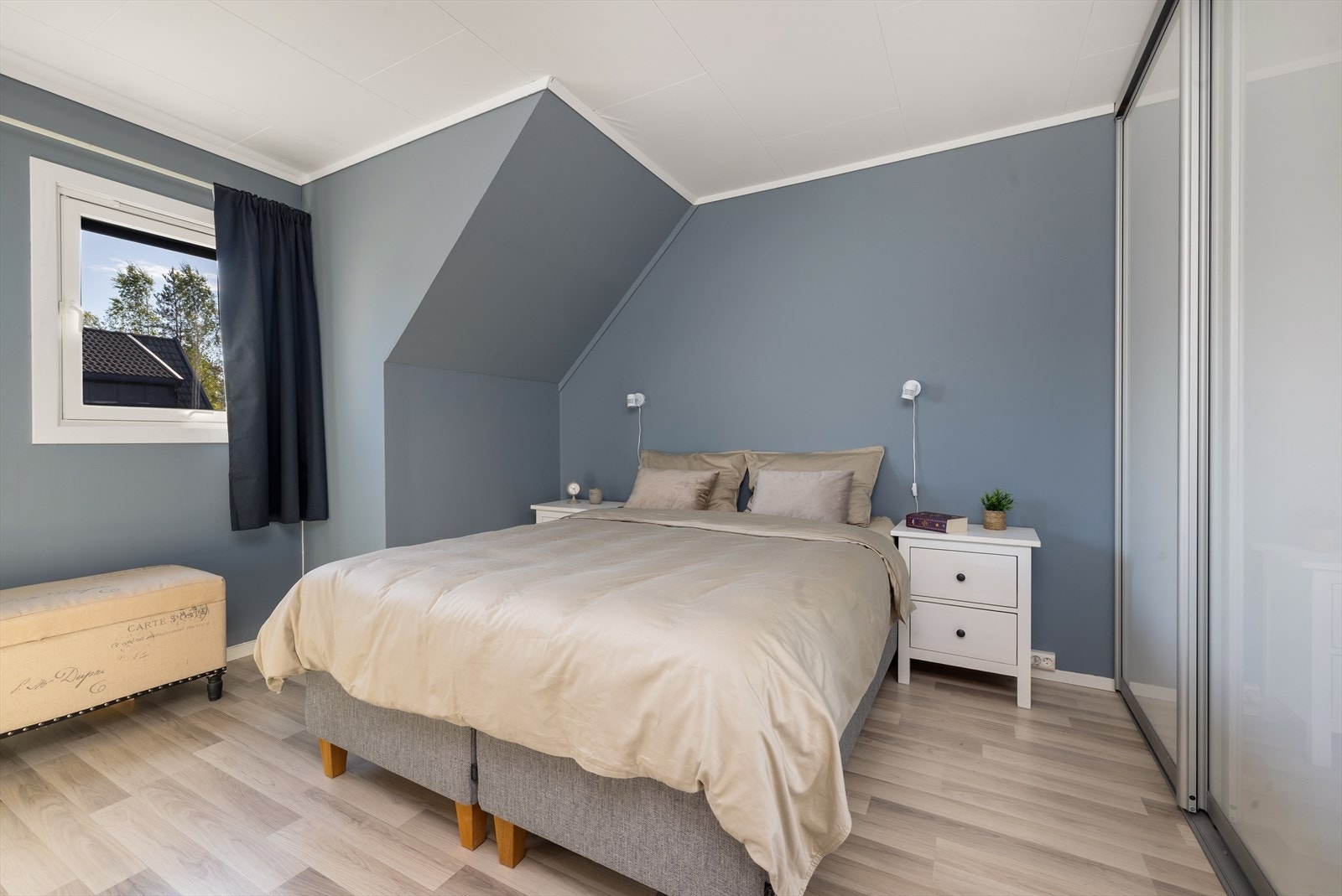 Hovedsoverom har god plass til dobbeltseng og er innredet med skyvedørsgarderobe Galleribilde