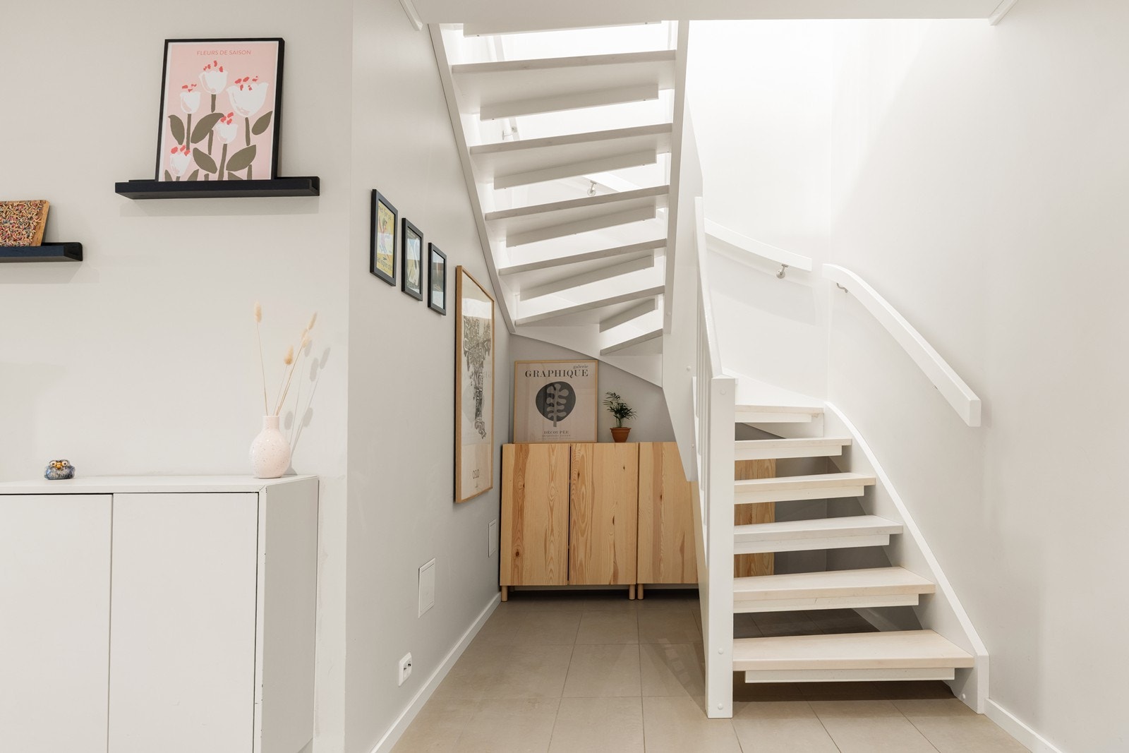 En hvitmalt tretrapp tar oss opp til øverste etasje. Galleribilde