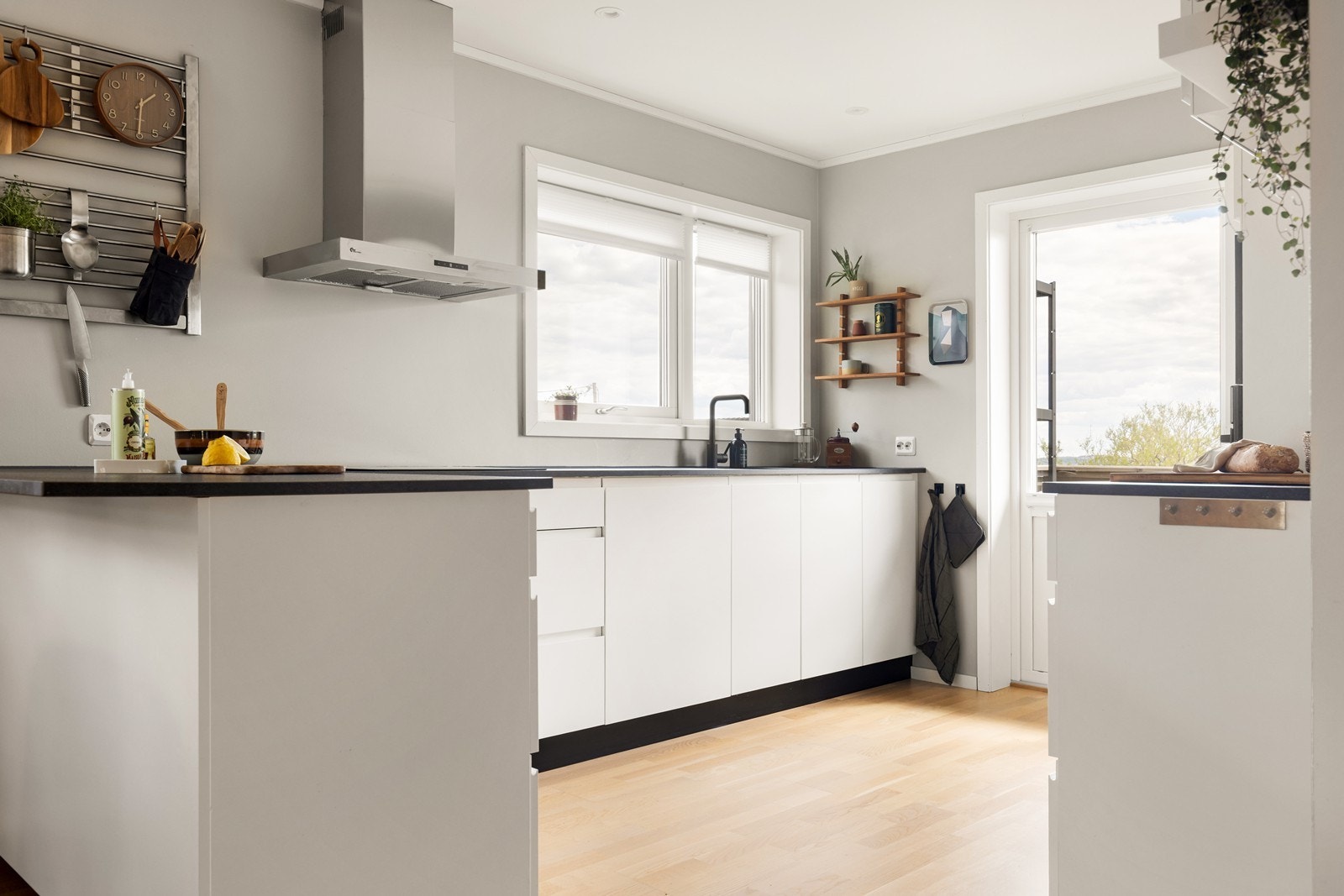 Kvik-kjøkken fra byggeår (2019) med hvite, glatte fronter og laminatbenkeplate. Galleribilde
