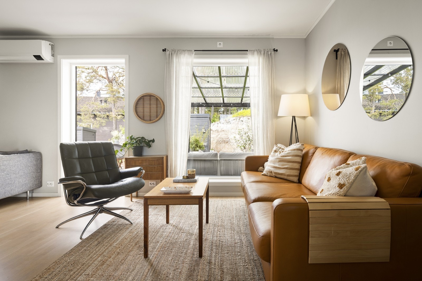 Stuen har plass til flere sittegrupper og har utgang til en stor, nordvendt terrasse. Galleribilde
