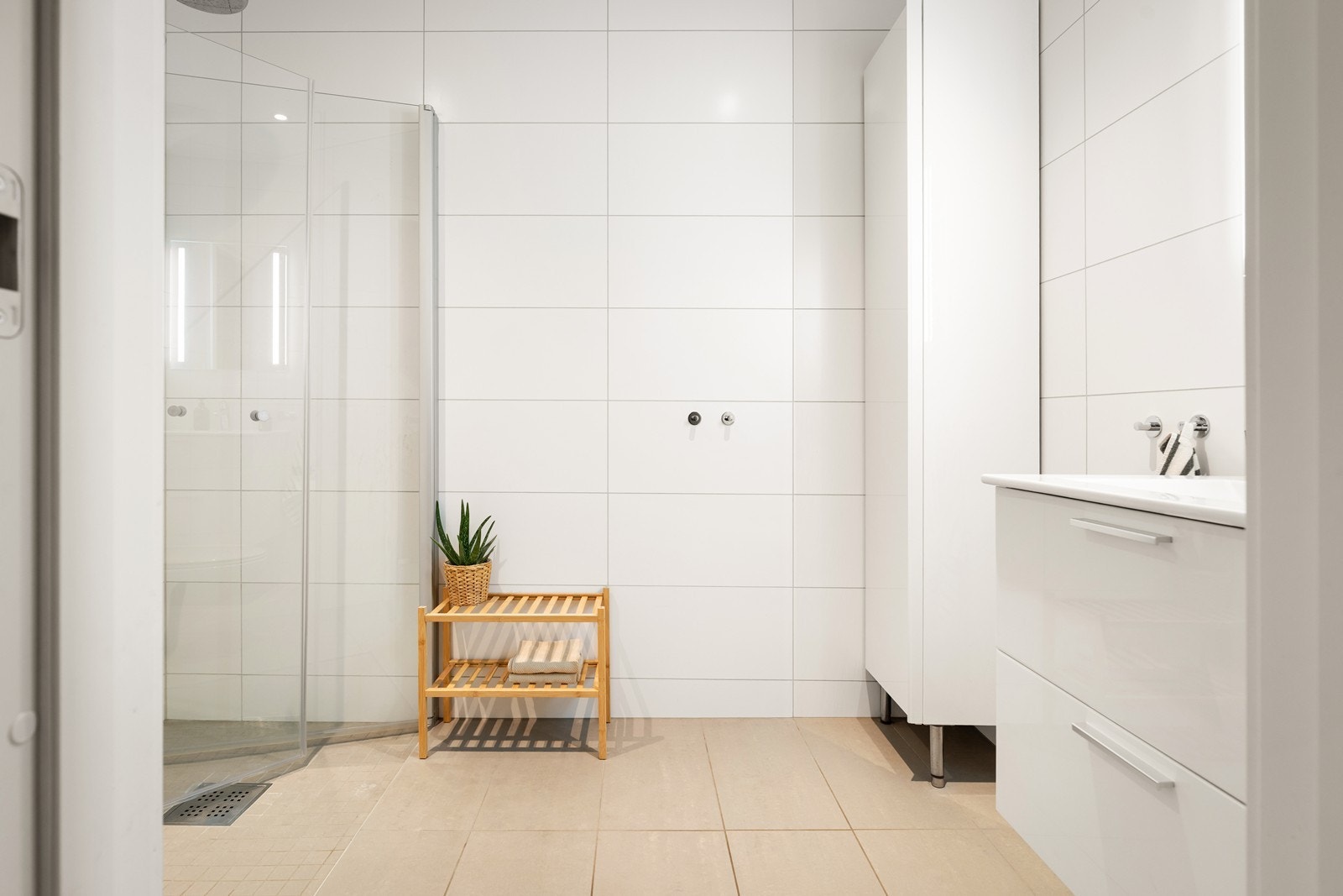 Badet har armaturer fra Grohe og er tilknyttet balansert ventilasjon. Galleribilde