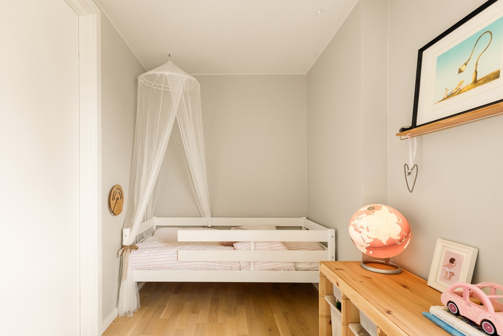 Rommet har god plass til både seng og oppbevaringsmøbler. Galleribilde