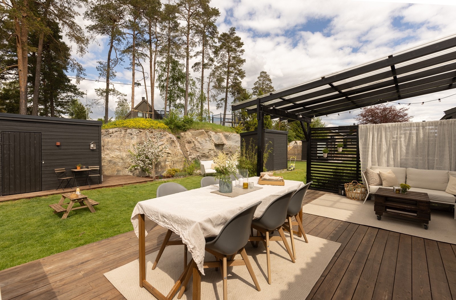 Terrassen har plass til både spise- og sittegruppe og en romslig bod på tomten gir god lagrinsplass. Galleribilde