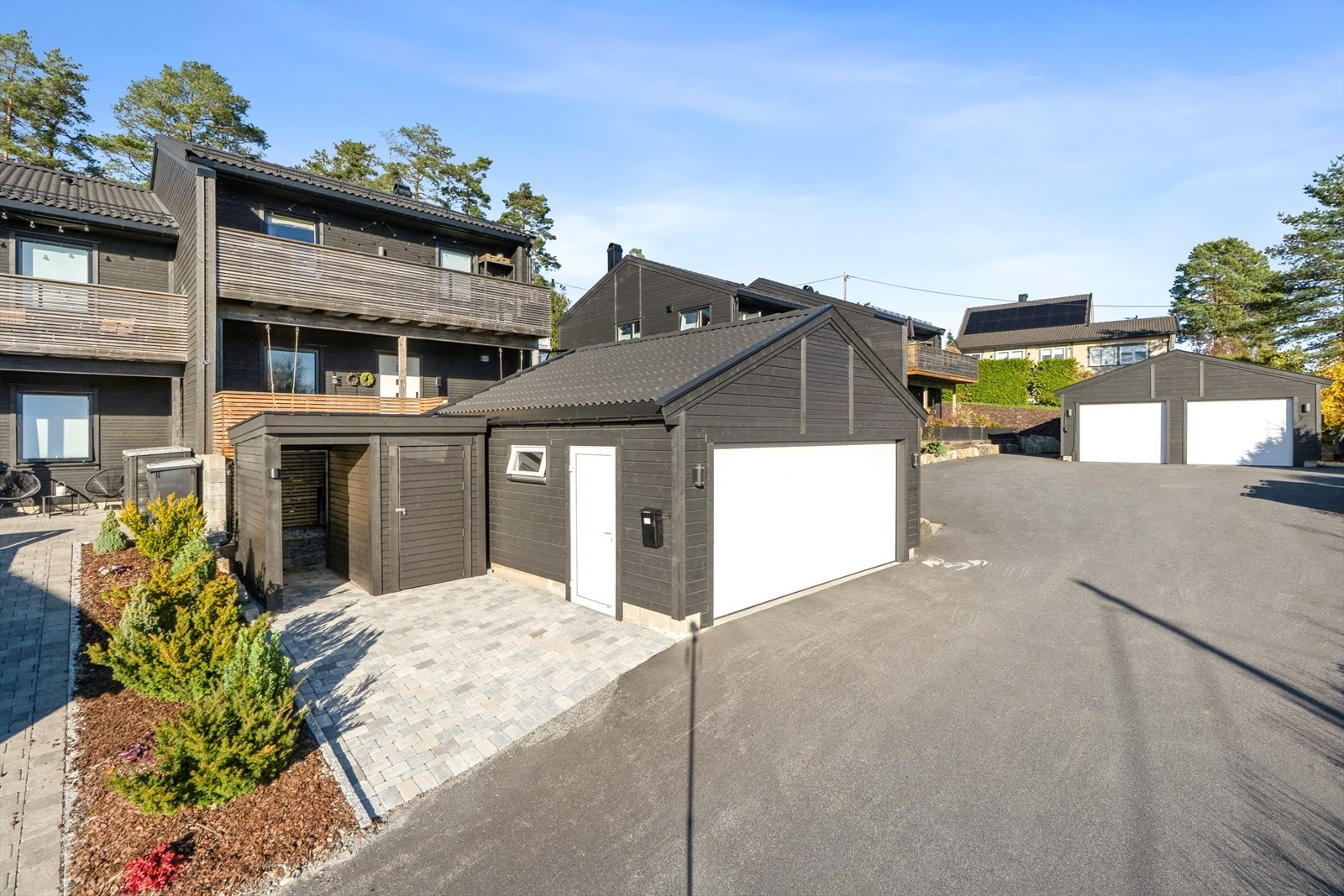 Eiendommen har egen garasje med god plass til både bil og lagring. Galleribilde