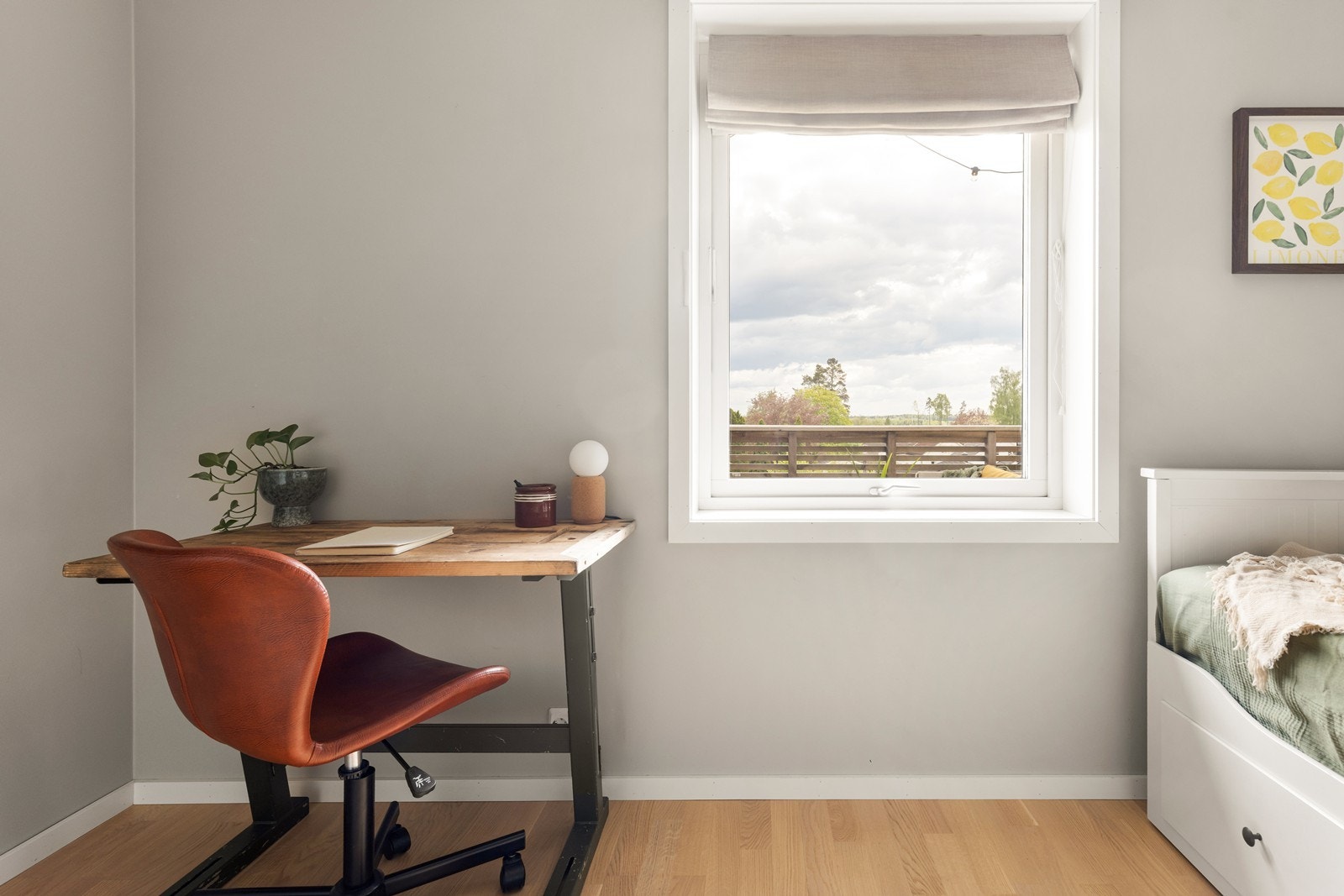 Rommet kan også innredes som hjemmekontor og har parkettgulv og vegger malt i en tidsriktig farge. Flott utsikt utover nærområdet. Galleribilde