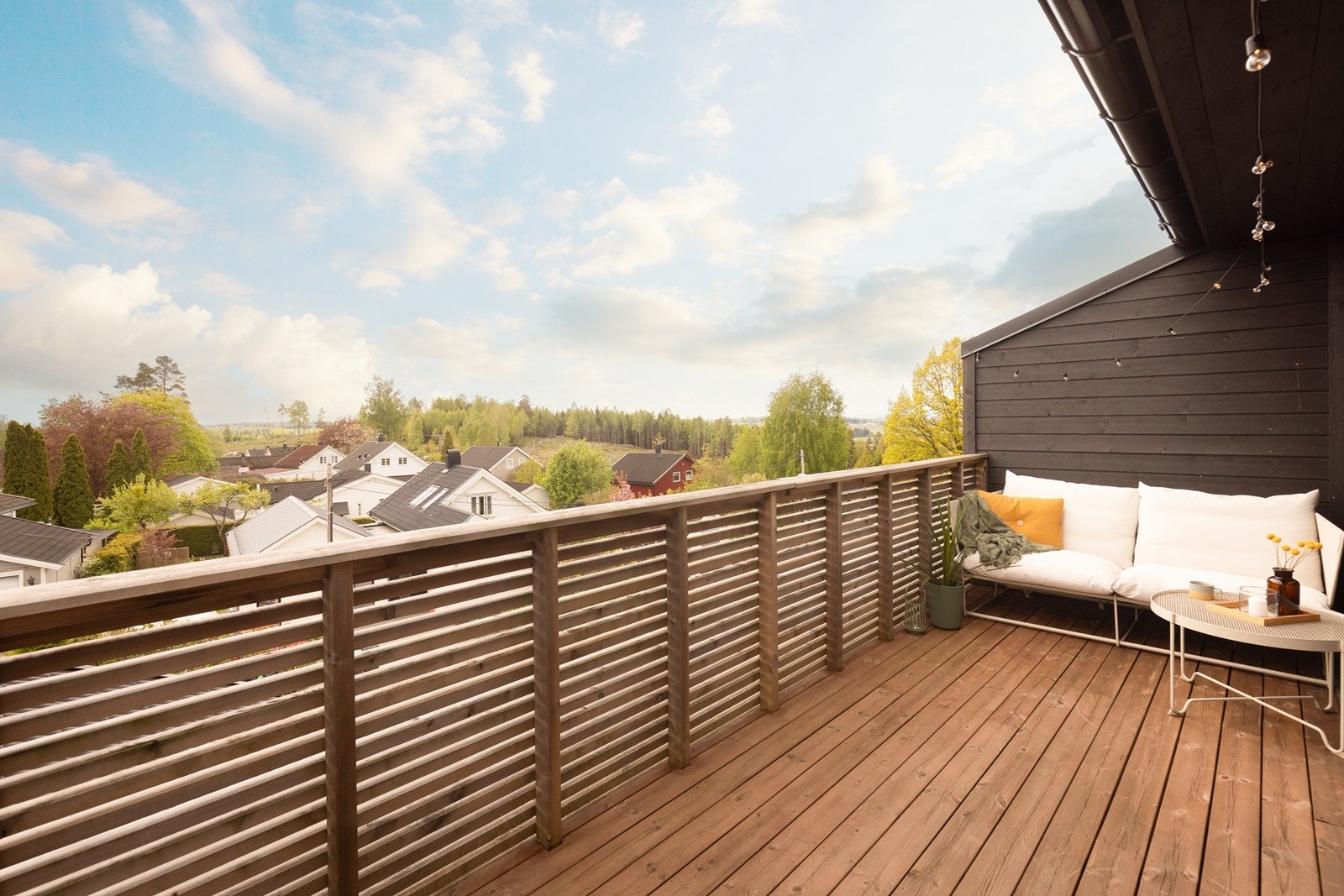 Balkongen har god plass til en sittegruppe og usedvanlig flott utsikt. Galleribilde