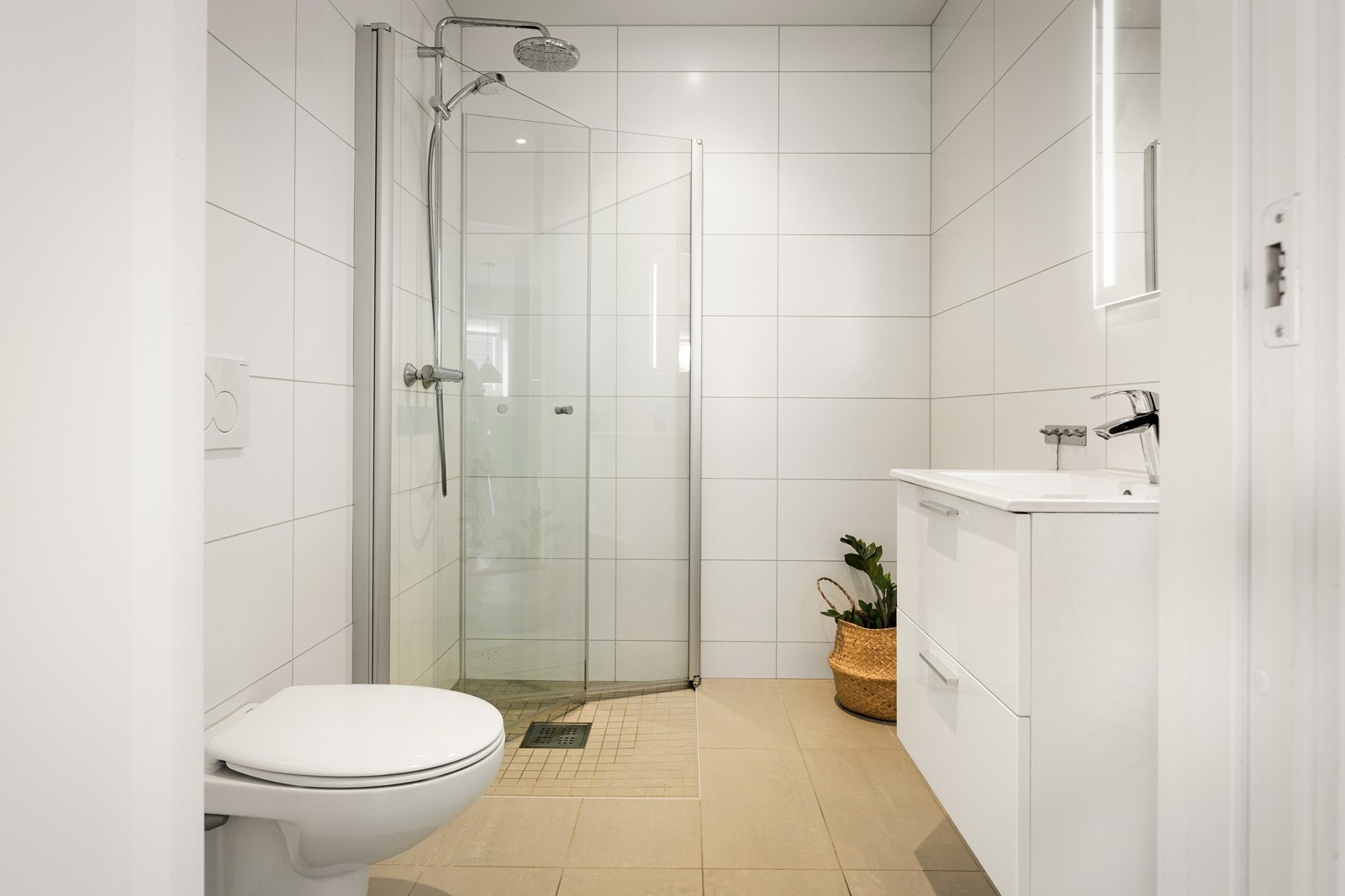 Dusj med innfellbare glassdører, armatur fra Grohe med både håndholdt dusj og regnfallsdusj. Galleribilde
