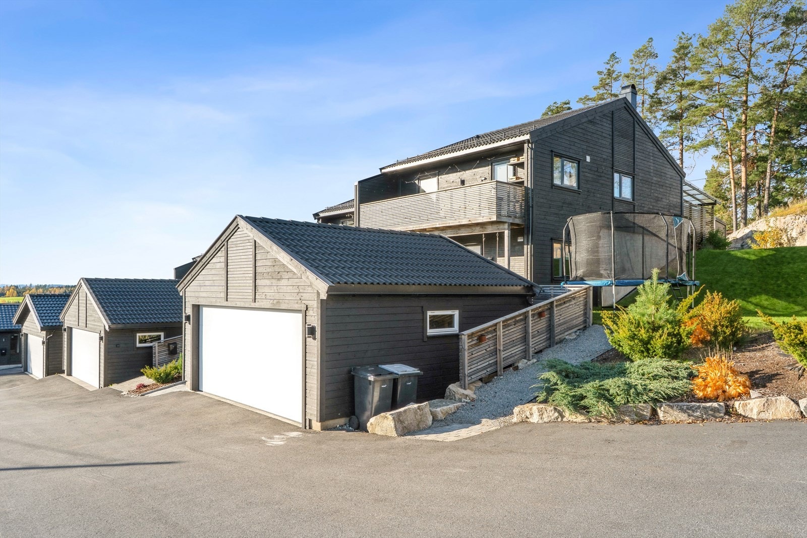 Kråkstadveien 64B presenteres av Eiendomsmegler 1 ved Grunde Bergan Skillebekk! Foto: Studio Oslo og EFKT. Galleribilde