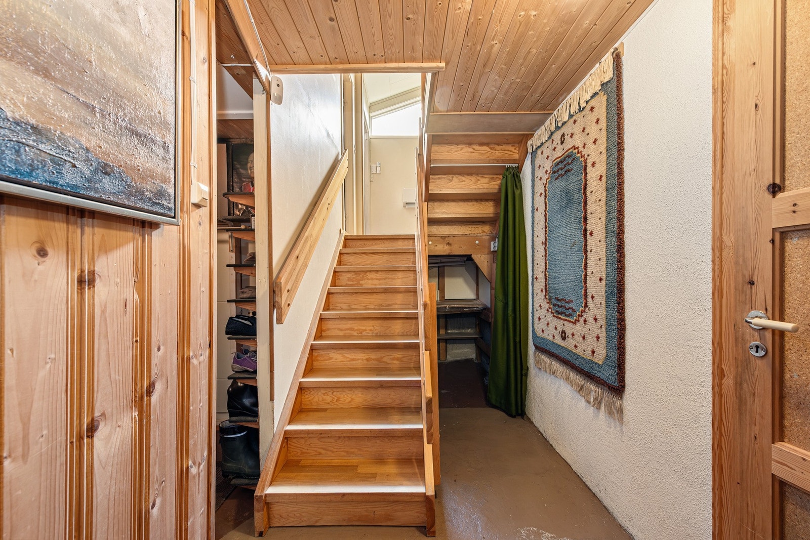 Her ser du trappen fra kjeller opp til boligens 1. etasje Galleribilde