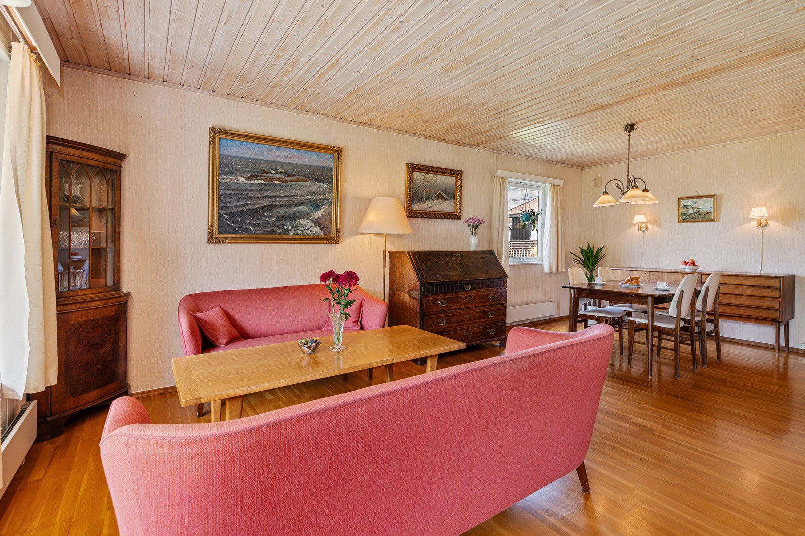 I stuen er det plass til både sofagruppe, spisegruppe og en TV-sone Galleribilde