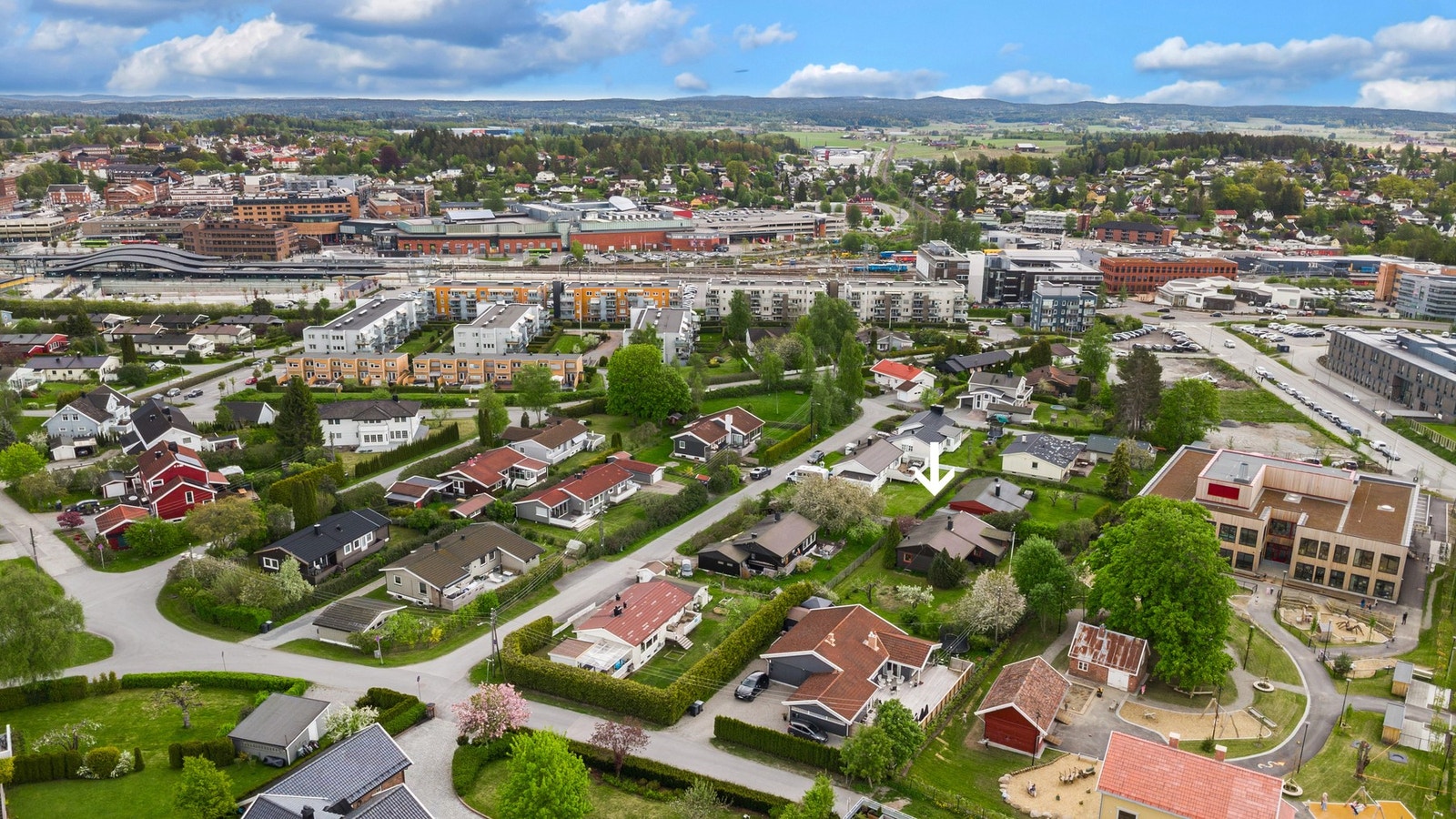 Her ser du boligens beliggenhet i forhold til togstasjonen og Ski sentrum Galleribilde