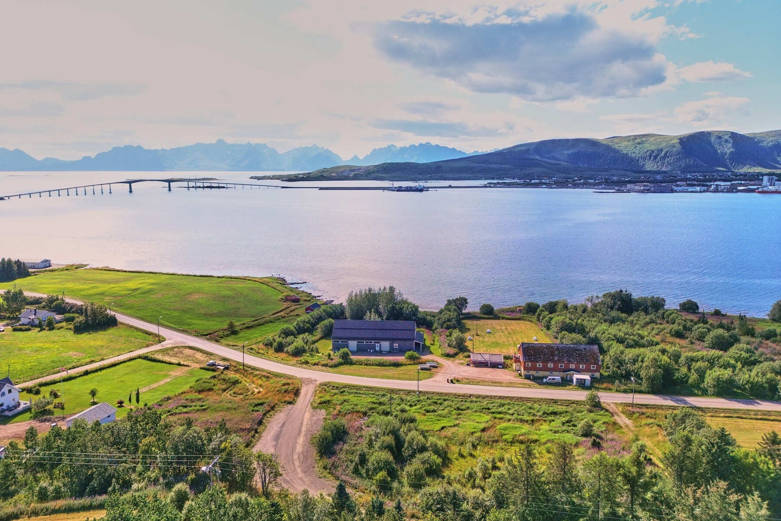Eiendommen har beliggenhet på Bitterstad (Råvoll), ca. 6,5 km fra Stokmarknes sentrum. Galleribilde