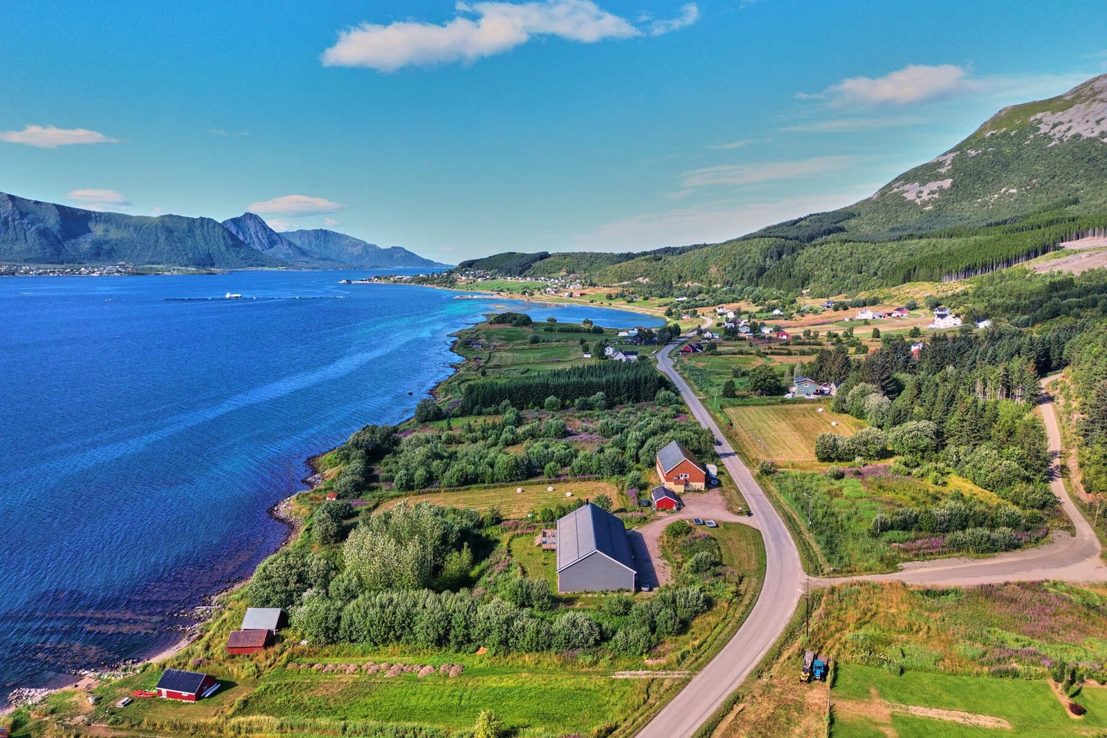 Det er ca. 3,5 km til skole og barnehage på Sandnes. Galleribilde