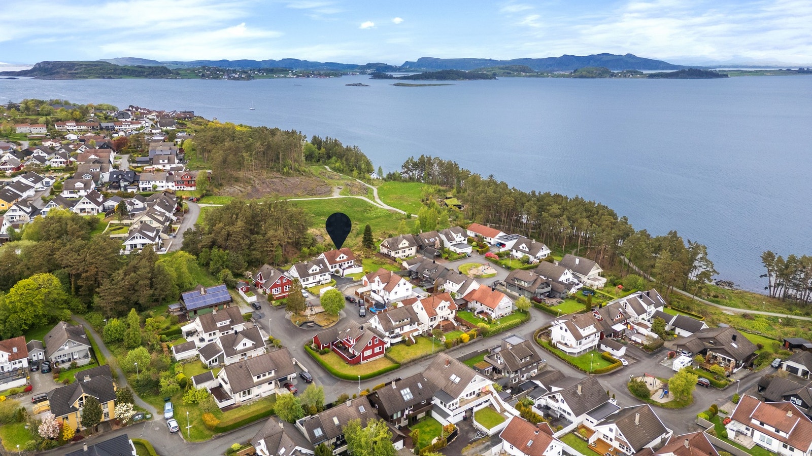 Eiendommen ligger idyllisk plassert, innerst i blindvei, og grenser mot et friareal som går hele veien ned til sjøen. Galleribilde