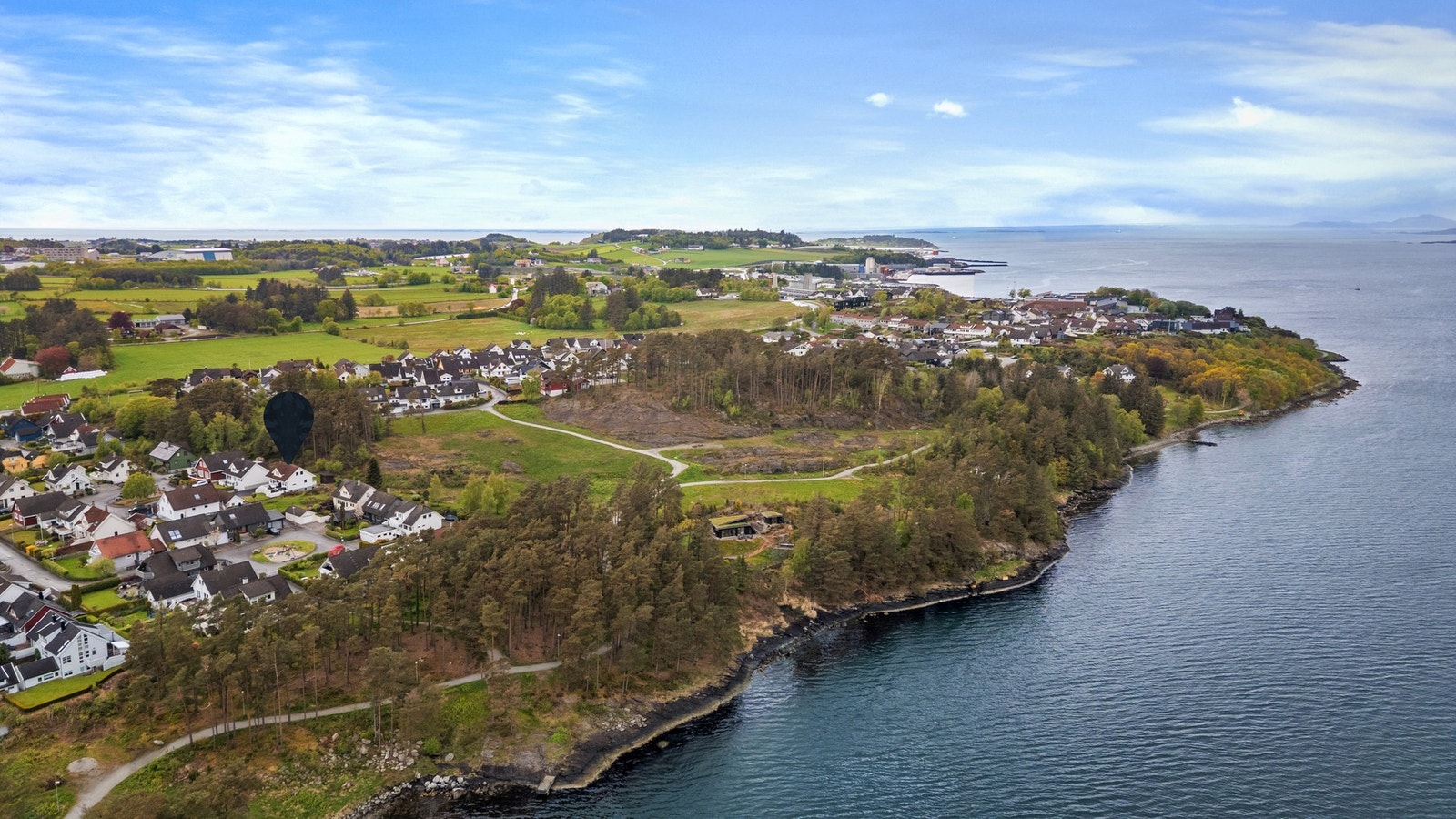 Kort vei til bussholdeplass med hyppige avganger til både Randaberg sentrum og Stavanger. Galleribilde