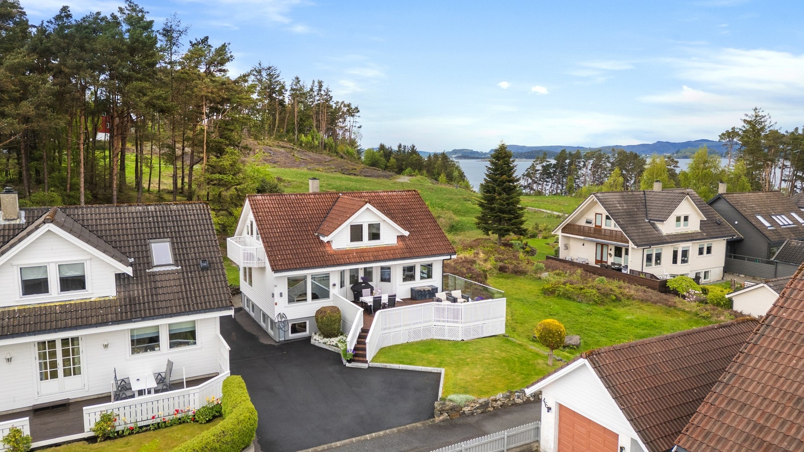 Her bor du i et rolig og etablert nabolag hvor tomten grenser til friområde og gode turmuligheter. Galleribilde