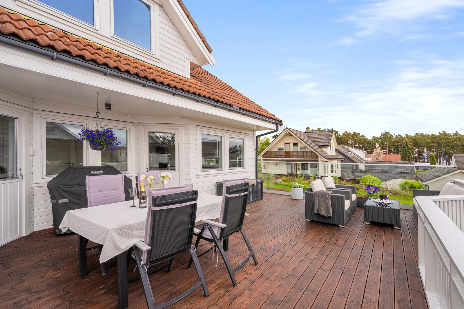 Terrassen ble oppgradert i 2020 med impregnerte terrassebord, spiler og glassrekkverk. Galleribilde