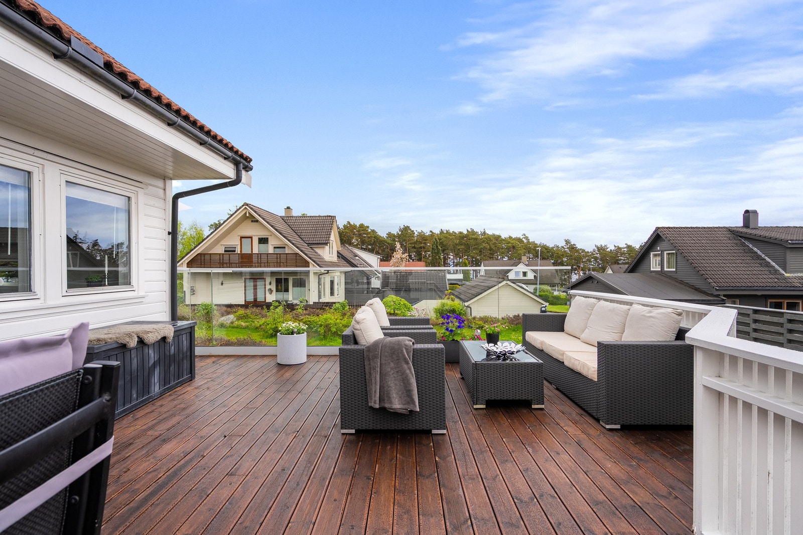 Flotte soner rundt huset. Her representert ved terrassen som har direkte utgang fra stuen. Galleribilde