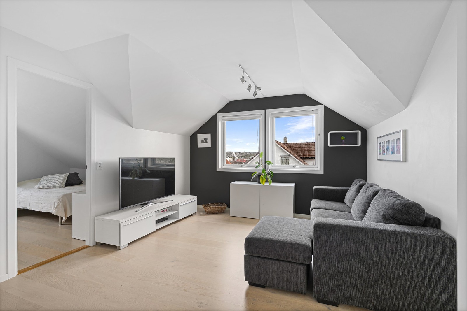 Praktisk loftstue i tilknytning til soverommene i samme etasje. God løsning for barn! Galleribilde