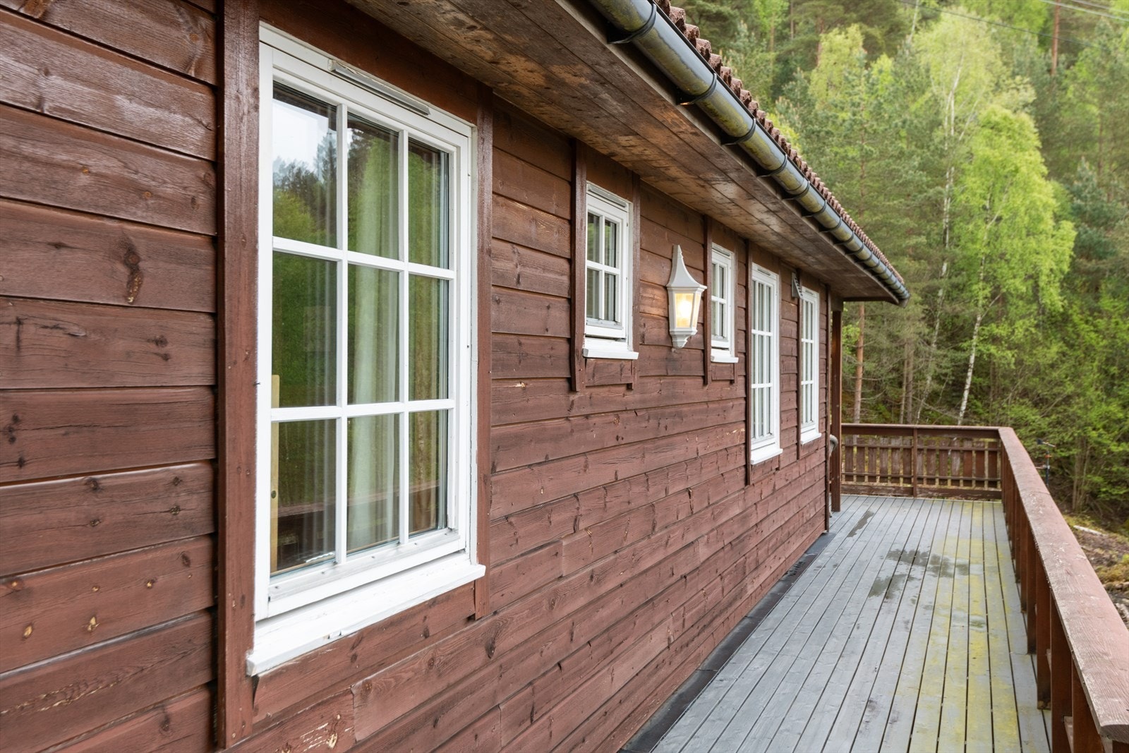 Hytta er oppført i 1998 og har en bindingsverkskonstruksjon. Galleribilde