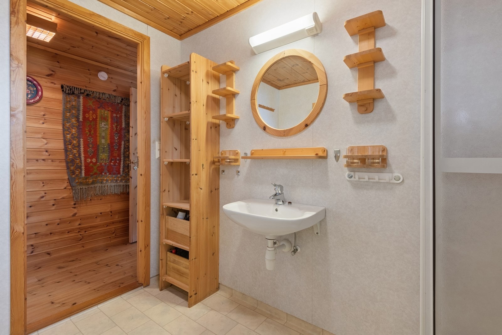 Badet har vinylbelegg på gulv med elektriske varmekabler for økt komfort. Galleribilde