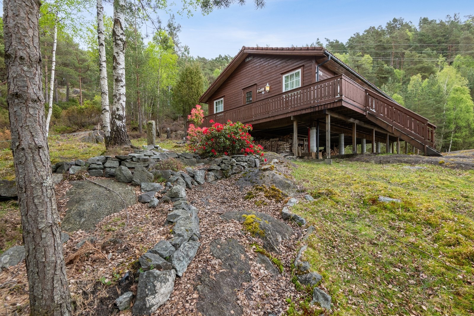 Det er anlagt trinn i terrenget med naturstein for enklere adkomst. Galleribilde