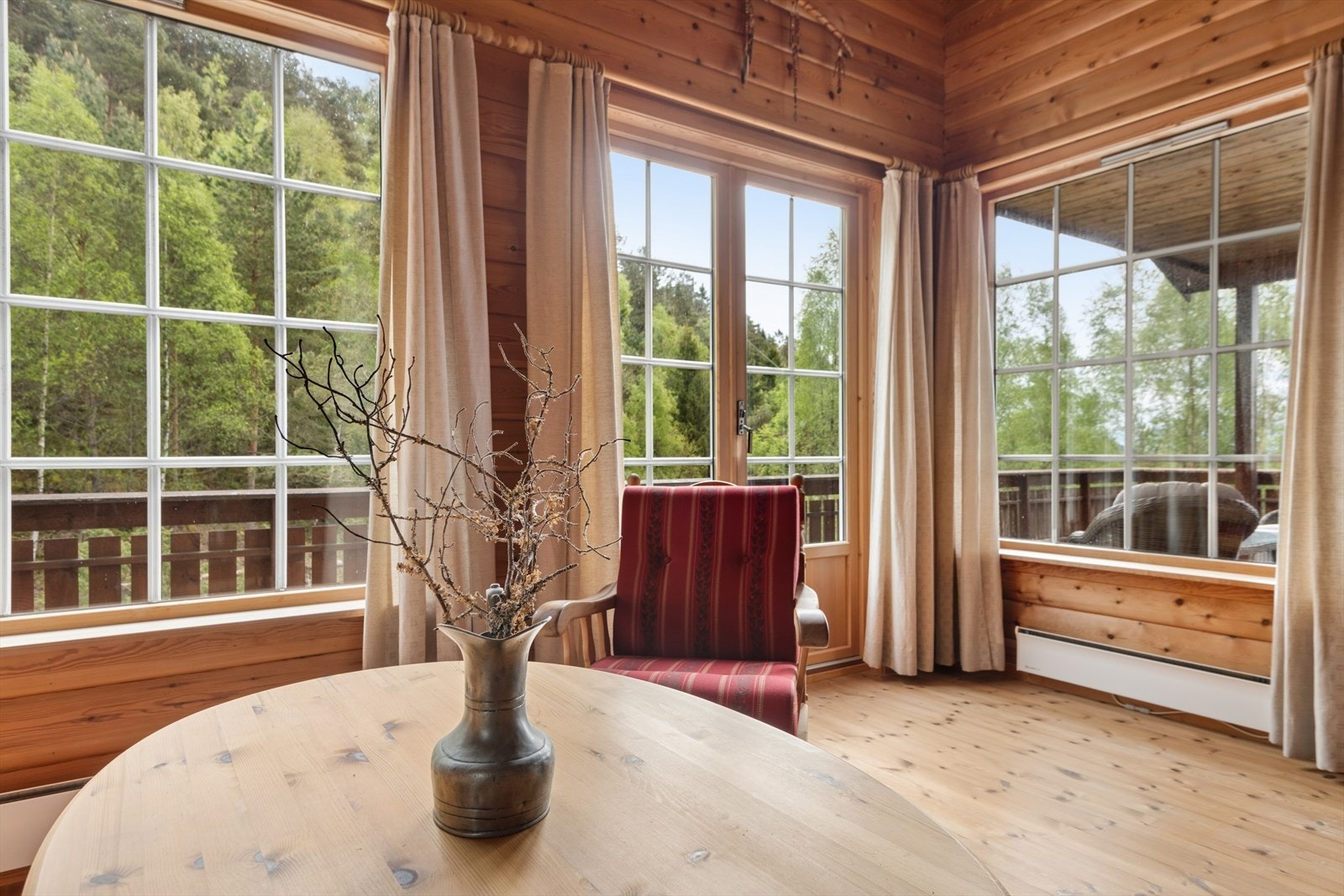 Store vindusflater med 2-lags glass slipper inn rikelig med dagslys. Galleribilde