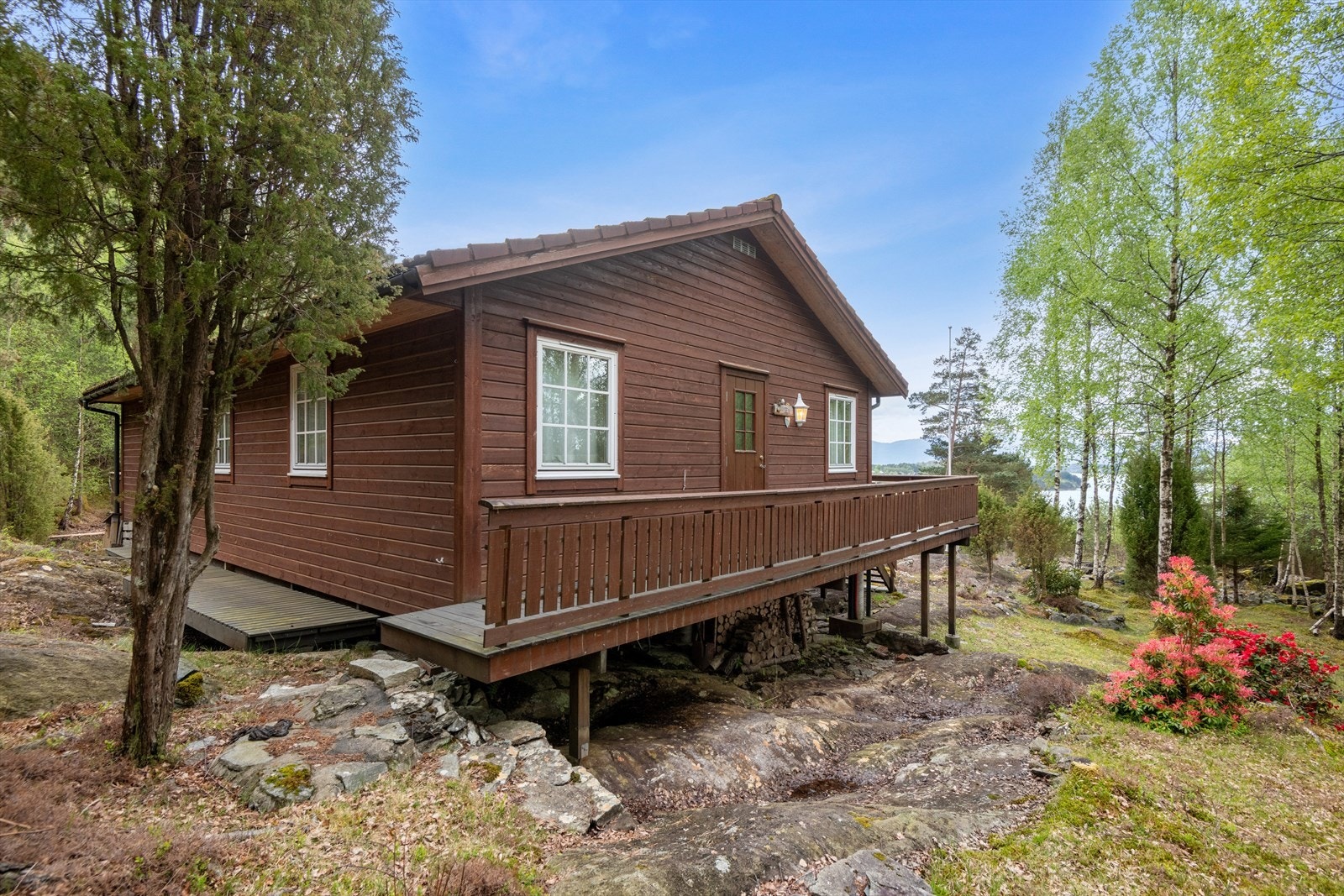Eiendommen er bygget på støpte betongsøyler mot grunn og fjell. Galleribilde