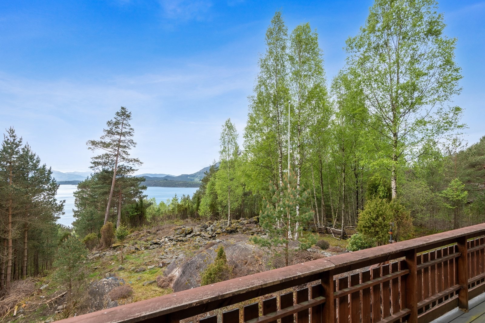Utsikt fra terrassen mot sjø og landskap. Galleribilde
