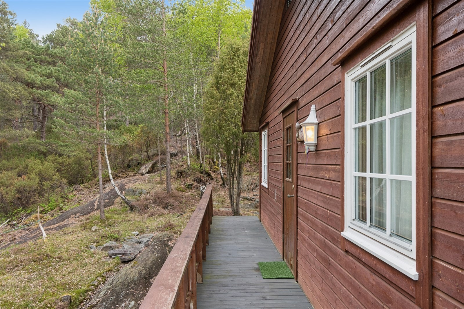 Hytta er plassert høyt og fritt på en naturtomt. Galleribilde