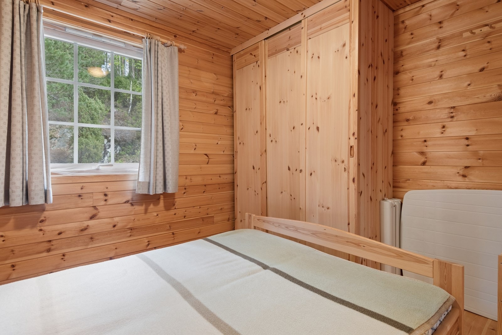 Vinduene på soverommene har karmer og foringer i furu. Galleribilde