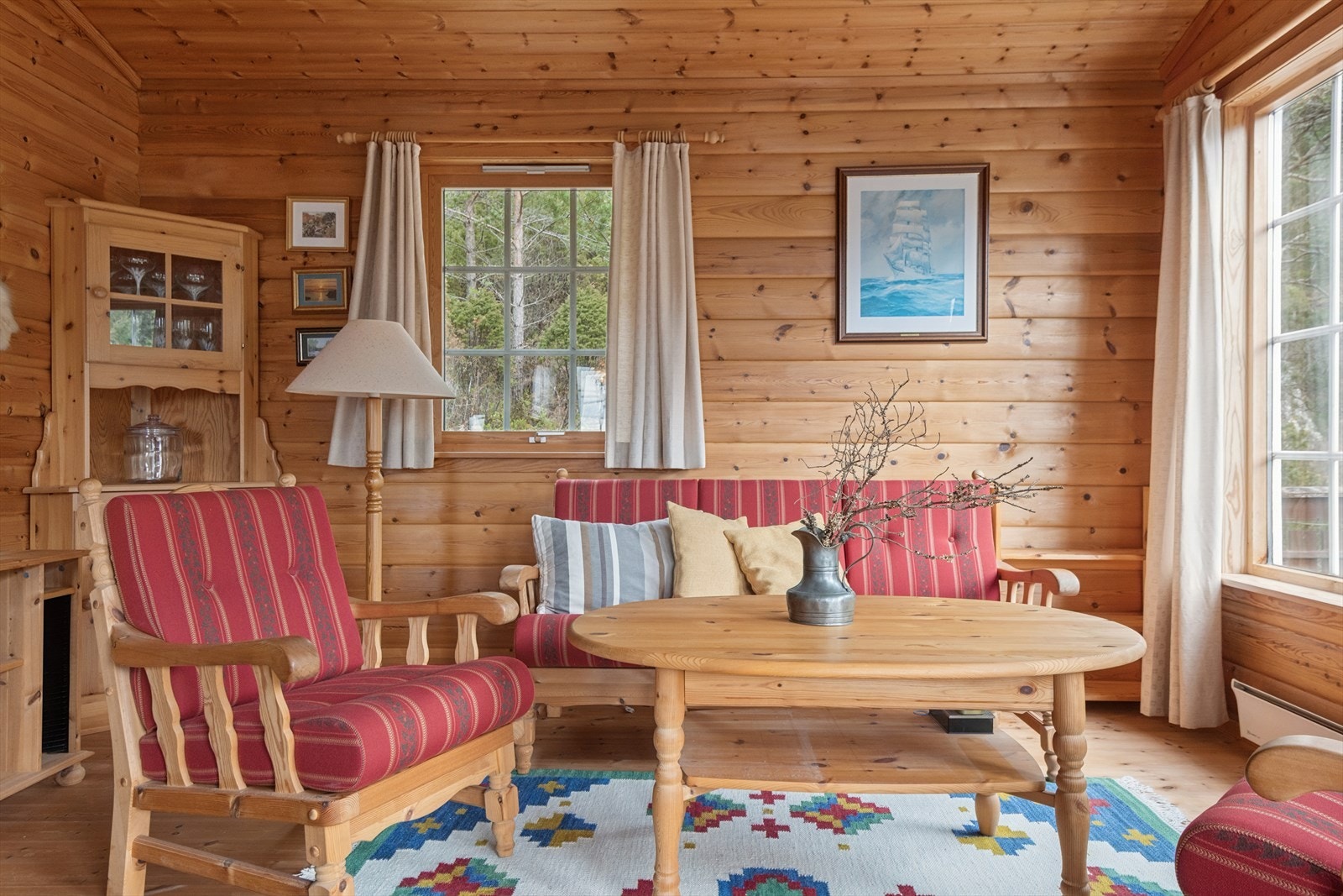 Rommet har god plass til en komfortabel sittegruppe. Galleribilde
