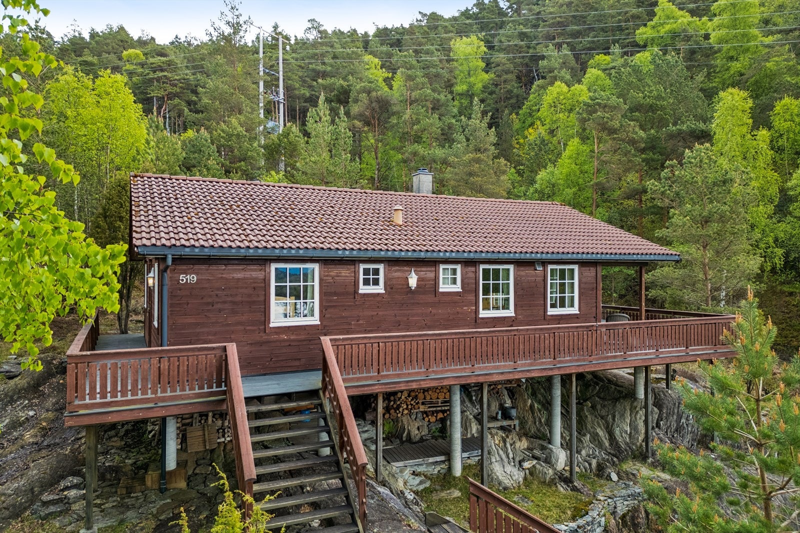 Fritidsbolig fra 1998, fundamentert på fjell og omgitt av en stor terrasse på 42 m². Galleribilde