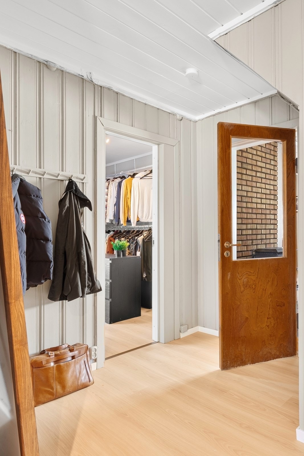 I det tidligere kjøkkenet er nå et nytt hovedsoverom med walk-in closet etablert. Galleribilde
