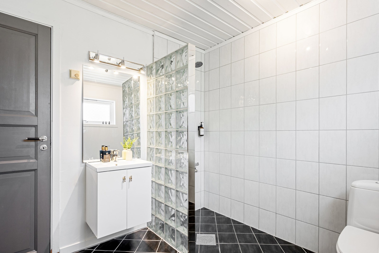 Badet er fra 1989 og i helhet gitt TG 3, hvilket betyr at fornying bør påregnes. Gulvet og veggene rundt dusjsonen ble flislagt i 2007. Nye møbler ble montert i 2024/2025. Galleribilde