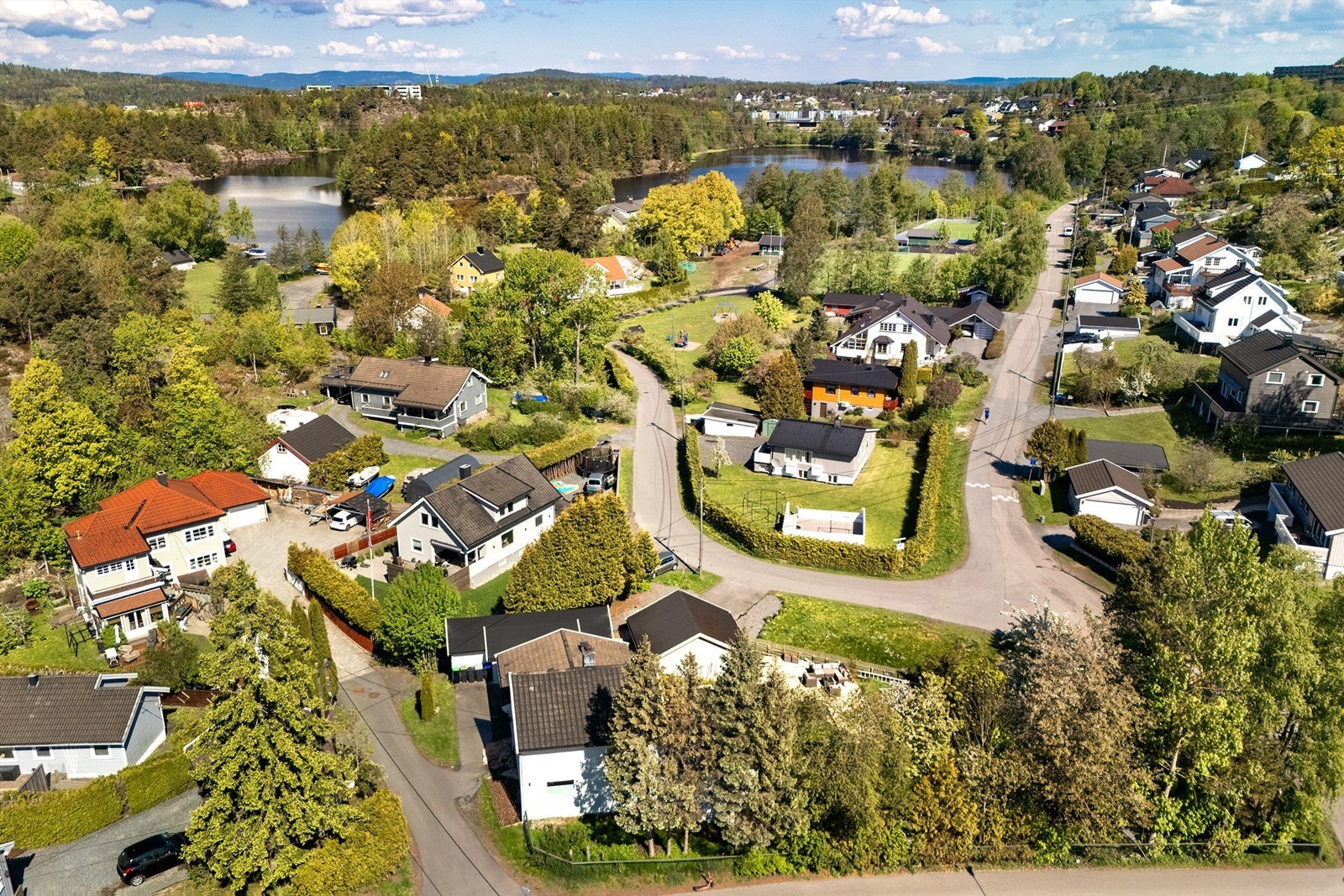 Fra Vålerveien 74 er det kun kort gangavstand til både barneskole og lekeplass som begge inngår i nabolaget. Galleribilde