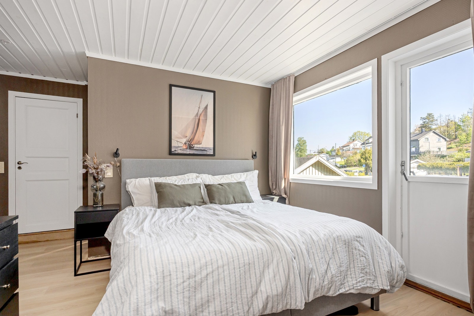 Terrassedør gir deg muligheten til å rett ut på terrassen der morgensolen er sommerstid. Galleribilde