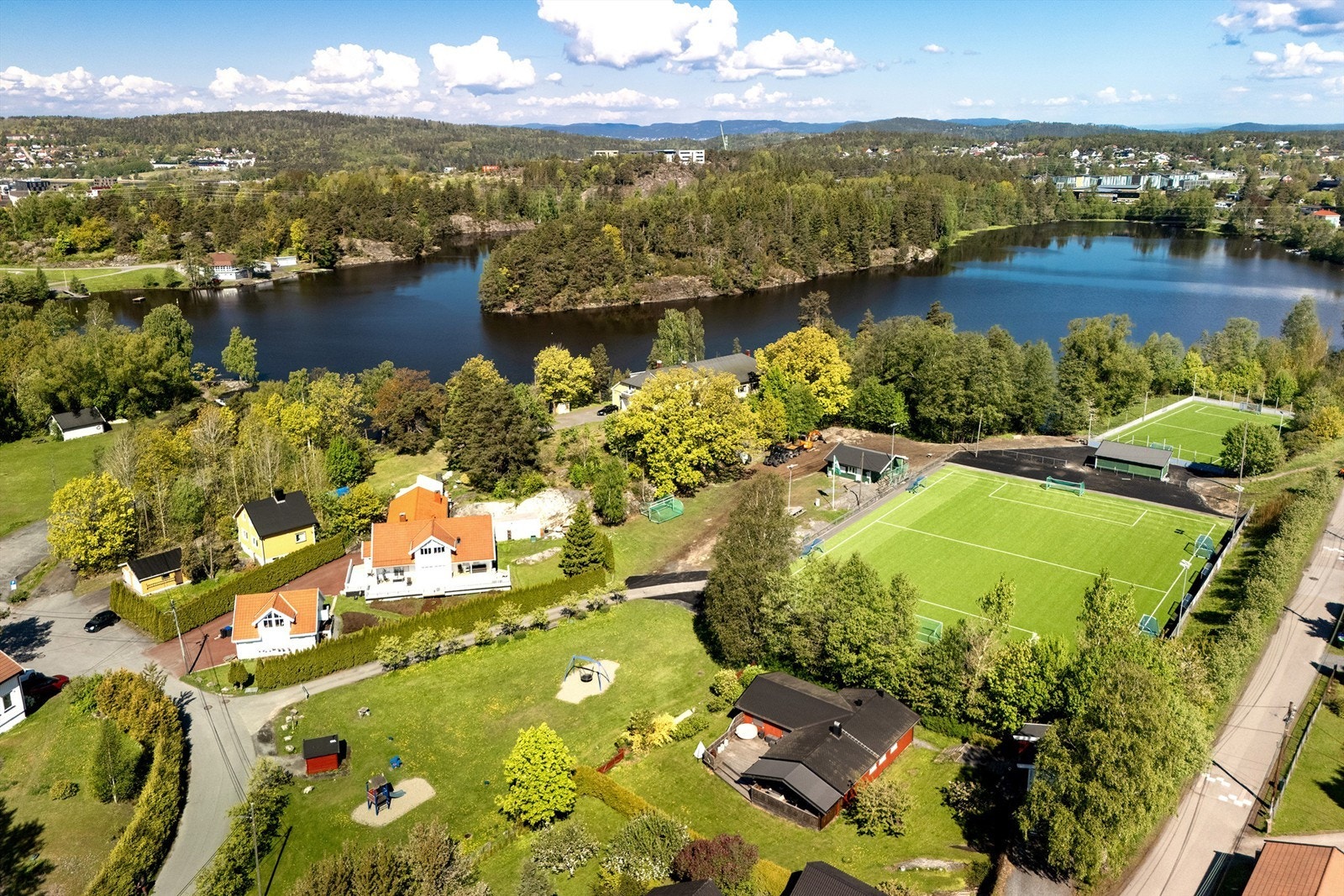 Inntil Vansjø rett nedenfor eiendommen finnes et stort friområde med populær badeplass. Galleribilde