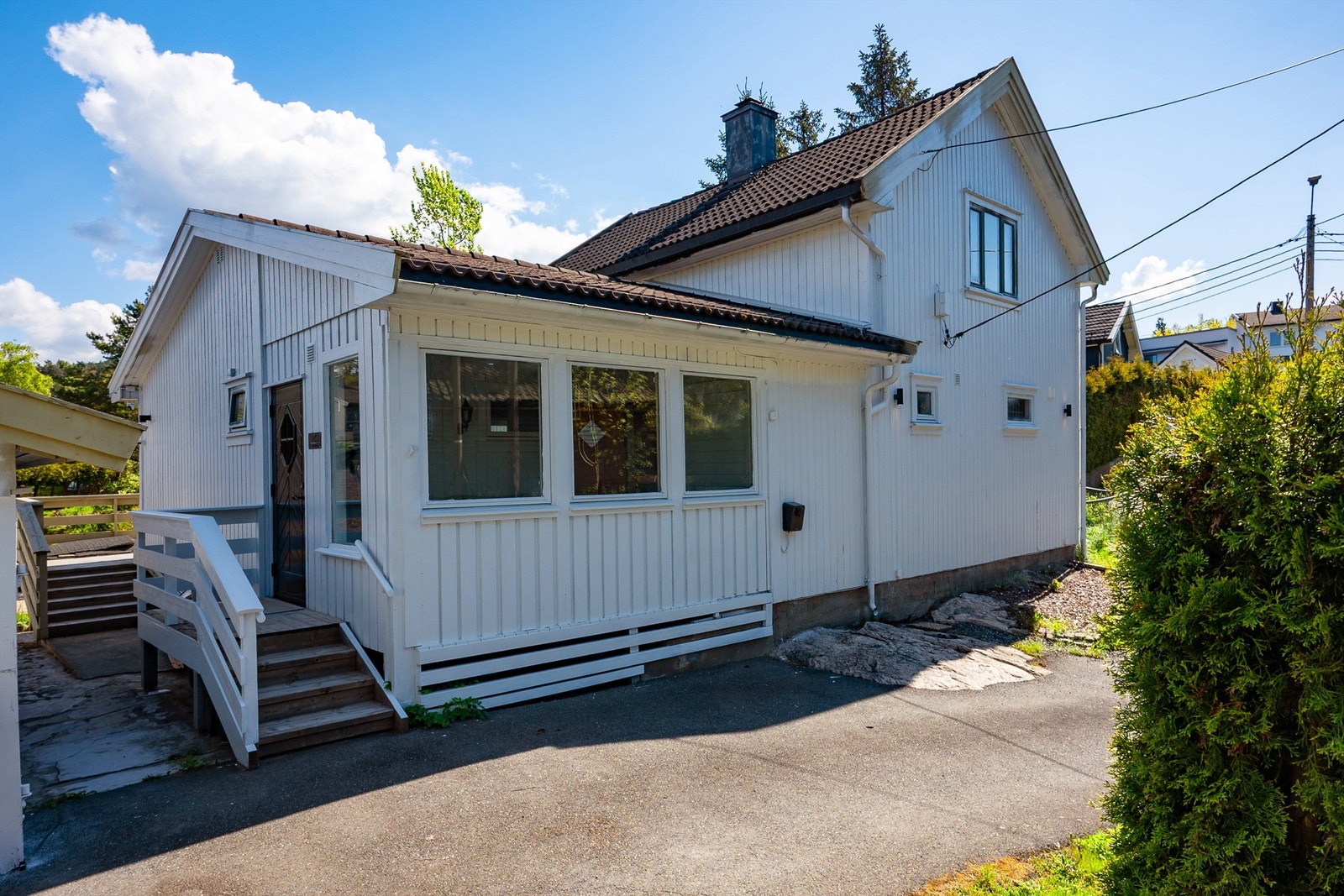 Entreen er tilbygget boligen på ukjent tidspunkt. Lader til EL-bil er montert på husveggen. Det foreligger ikke dokumentasjon på søknad/melding til kommunen om oppføring av dette tilbygget. Galleribilde