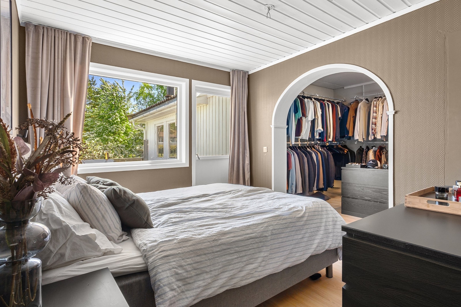Med både walk-in closet, bad og vaskerom en-suite er hovedsoverommet betegnelsen master bedroom verdig. Her var kjøkkenet frem til nylig. Galleribilde
