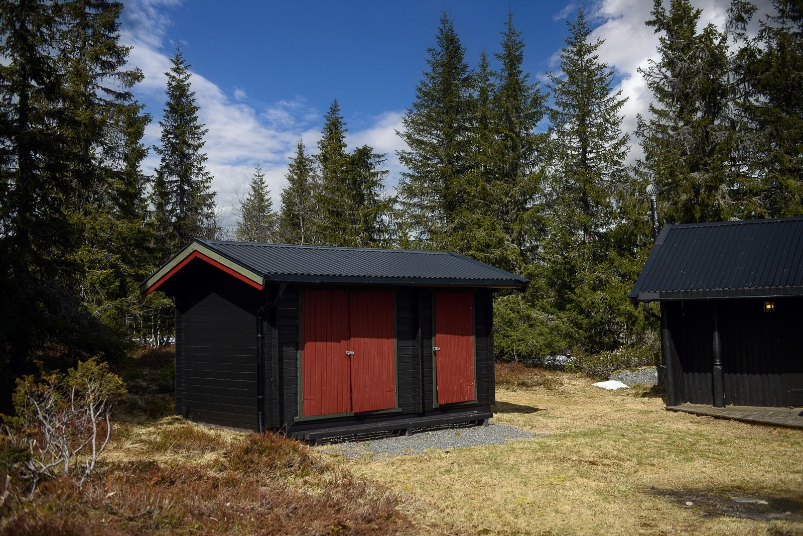 På tomten står en frittstående bod på 10 m², oppført i lafteplank. Galleribilde